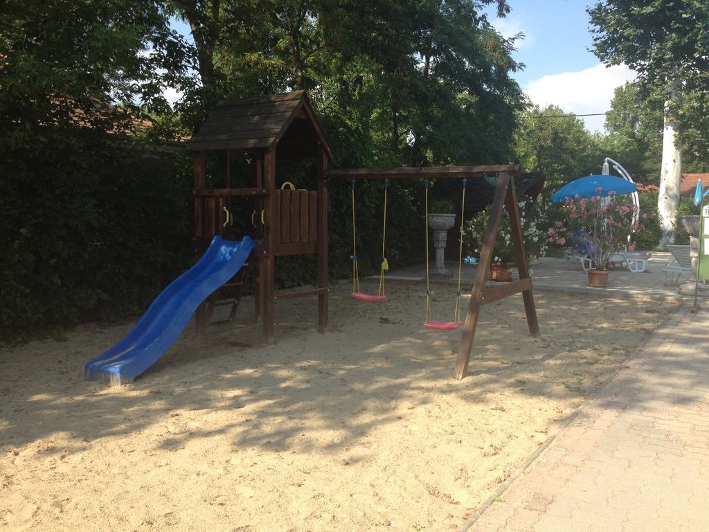 Balatonföldvár Hotel Family מראה חיצוני תמונה